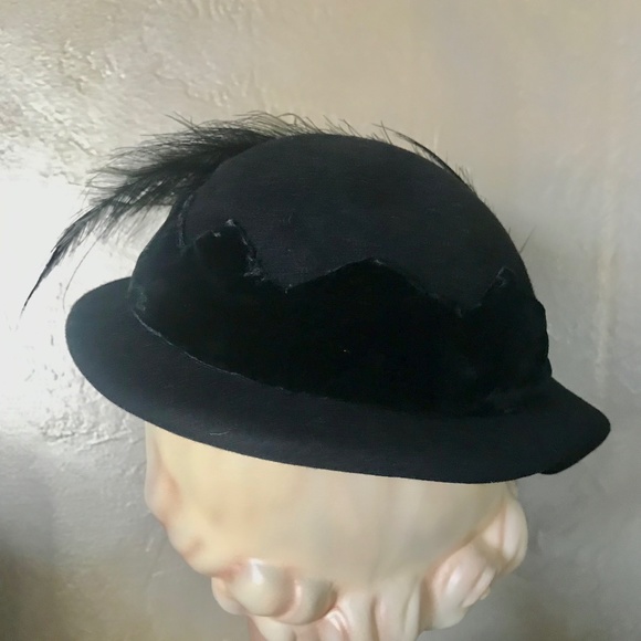 DISTINCTIVE 1940s\' BLACK FELT & VELVET ASYMMETRICAL HAT WITH BLACK FEATHER SPRAY main image 4